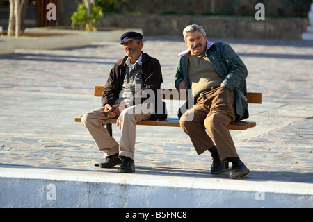 Zwei Männer sitzen auf einer Bank und ruht, Agios Nikolaos, Griechenland Stockfoto