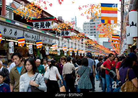Shopper am Nakamise - Dōri Straße im Vorfeld der Sensoji-Tempel in Asakusa, Tokio, Japan Stockfoto