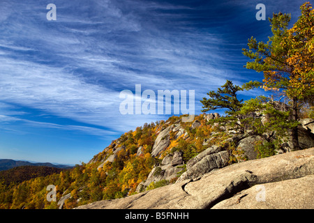 Exponierten Granit Gipfel des alten Lappen Berg mit tiefblauem Himmel, Shenandoah-Nationalpark, Virginia. Stockfoto