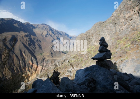 Apacheta oder Stein Stapel in den Colca Canyon in Arequipa, Peru. Stockfoto