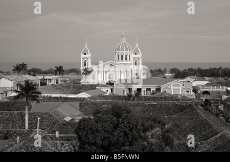 Koloniale Kathedrale von Granada Nicaragua zu farbenprächtigen Sonnenuntergang mit See im Hintergrund Mittelamerika zum UNESCO-Weltkulturerbe Stockfoto