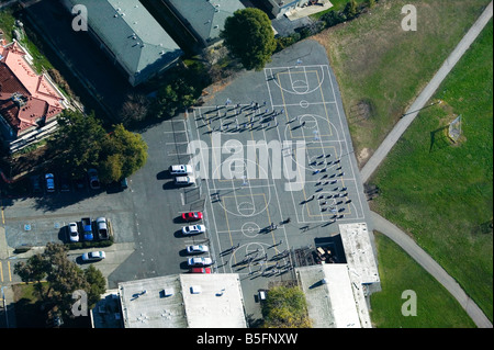 Luftaufnahme über Kinder auf dem Schulhof Stockfoto