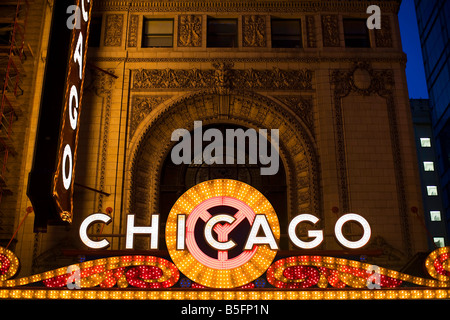 Das Neon-Lichter leuchten auf dem berühmten Chicago Theater Festzelt Stockfoto