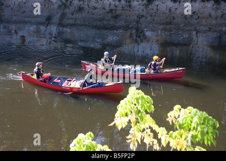 Kanuten auf Kanus auf Vézère Fluss, St Leon, Perigord Dordogne Frankreich Horizontal 87199 Canoe Vézère Stockfoto