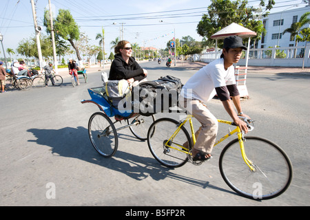 Junge Frau, die die Cyclo in der Stadt von Chau Doc im Mekong-Delta Vietnam Stockfoto