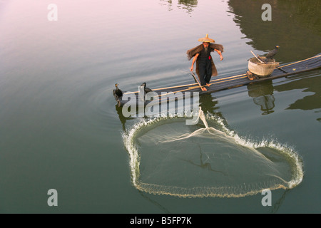 Fischer werfen Fischernetz aus Bambus-Floß auf dem Li Fluss Yangshuo Guangxi-China Stockfoto