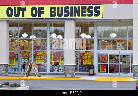 Bettwäsche-n und Dinge Ladengeschäft going out of Business Konkurs Verkauf Zeichen in der storefront Stockfoto