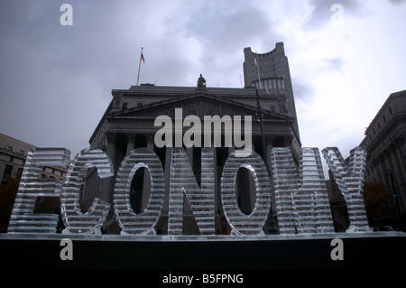 Eine Eisskulptur der Wort-Wirtschaft unter dem Titel Main Street Meltdown schmilzt in Foley Square in New York Stockfoto