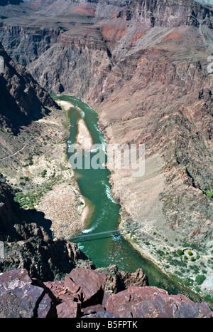 ARIZONA GRAND CANYON Blick direkt auf die silberne Hängebrücke über den Colorado River von der South Kaibab Trail Stockfoto