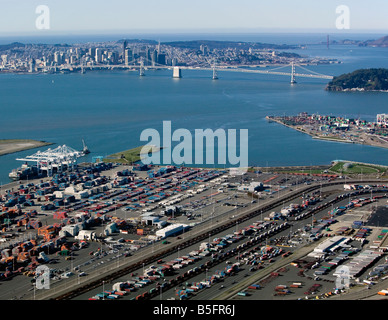 Luftaufnahme über dem Hafen von Oakland über der Bucht von San Francisco nach San Francisco Stockfoto