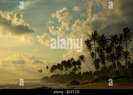 Eine verträumte Sonnenuntergang über einem Strand in Koggala, Sri Lanka Stockfoto