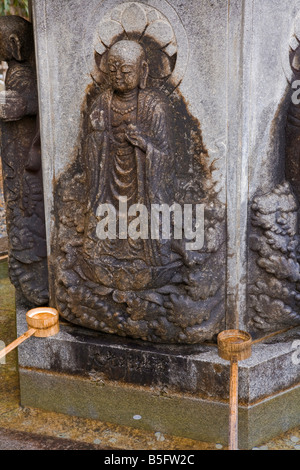 Kyoto-Stadt Japan Adashino Nenbutsu Ji Tempel: Buddha Schnitzen mit Bambus Wasseramseln für rituelle Waschung Stockfoto