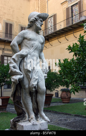 Skulptur im ummauerten Garten, Palazzo Medici Riccardi, Florenz, Italien Stockfoto