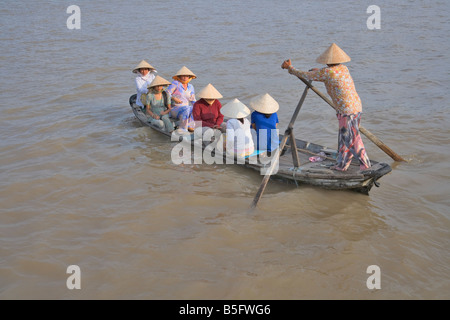 Mädchen tragen konische Hut Ruderboot am Mekong River Cantho Mekong Delta Vietnam Stockfoto