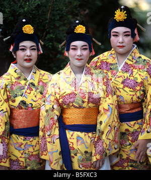 Okinawa-Tänzer in traditionellen Kimonos Stockfoto