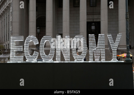 Eine Eisskulptur der Wort-Wirtschaft unter dem Titel Main Street Meltdown schmilzt in Foley Square in New York Stockfoto