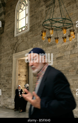 Eyup Moschee Komplex, Istanbul, Türkei: der muslimische Mann kommt auf seinem Weg zum Gebet vorbei Stockfoto