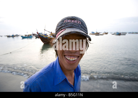 Fischer am Strand von Mui Ne Woven Nussschalen sind traditionelle Boote im Bereich Vietnam Stockfoto