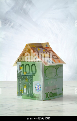 Euro-Banknoten, die in einem Haus geformt Stockfoto
