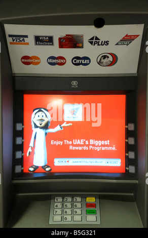 ATM-Werbung am Dubai International Airport (DXB), Vereinigte Arabische Emirate Stockfoto