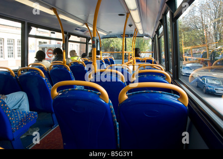 Nach oben auf eine neue London bus Stockfoto