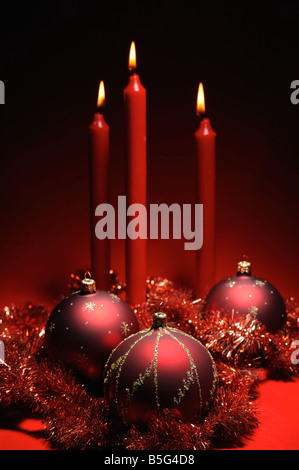 Rot Weihnachten Dekoration Thema drei roten Kugeln und drei rote Kerzen Stockfoto