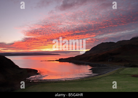 Sonnenuntergang über Südküste von Ardnamurchan Halbinsel aus der Bucht von Camas Nan Geall Schottland Stockfoto