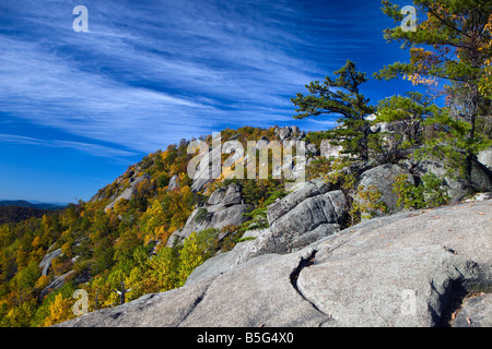 Exponierten Granit Gipfel des alten Lappen Berg mit tiefblauem Himmel, Shenandoah-Nationalpark, Virginia. Stockfoto