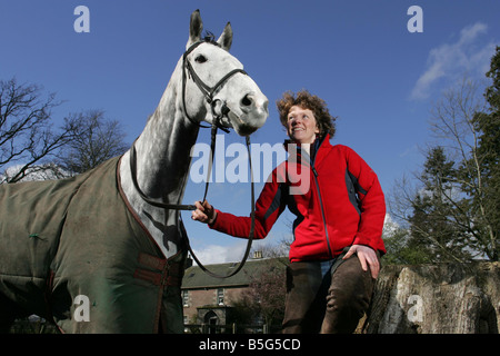 Rennpferd Trainer Lucinda Russell mit Pferd Strong Resolve in ihren Ställen in der Nähe von Milnathort in Kinross Stockfoto