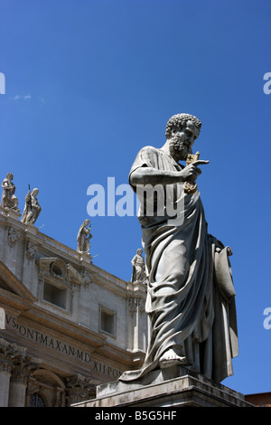 St. Peter-Statue vor der Basilika St. Peter im Vatikan Stockfoto