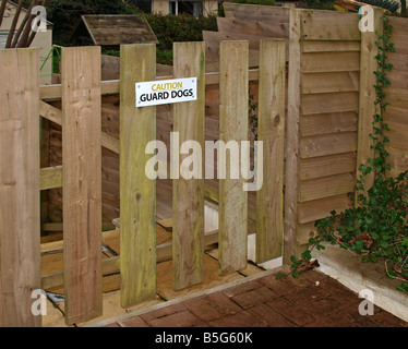 Achtung Wachhund anmelden ein Haus Tor in England, Großbritannien Stockfoto