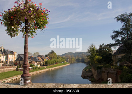 Blick über den Fluss Vézère Montignac. Blauer Himmel, Perigord Dordogne Frankreich. Horizontale 87143 Montignac Stockfoto