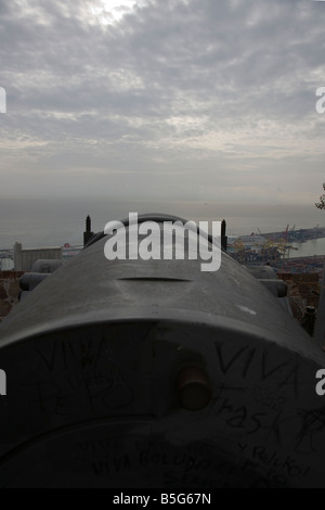 Pistole Einlagerung auf das Castell de Montjuïc, Barcelona, Spanien-Blick auf den Containerhafen Stockfoto