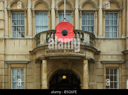 Großer roter Mohn am vorderen Teil des Gebäudes Stockfoto