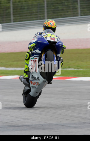 Sepang Malaysia 17. Oktober 2008 italienischen Valentino Rossi von Fiat Yamaha Team macht einen Wheelie auf 2008 Polini Malaysian Motorcycle Stockfoto