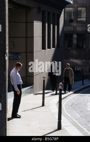 Menschen außerhalb eines Bürogebäudes, Dorset steigen, London, UK Stockfoto