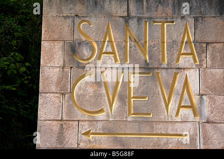 Schild der heiligen Höhle bei Covadonga-Asturien Nordwestspanien Stockfoto