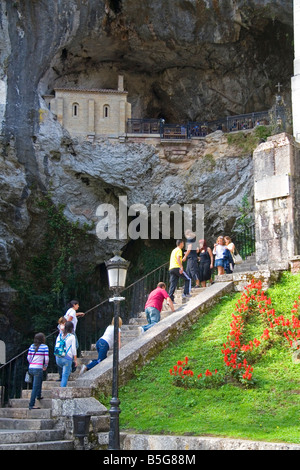 Besucher steigen, die heilige Höhle bei Covadonga-Asturien Nordwestspanien Treppen Stockfoto