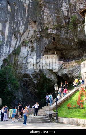 Besucher steigen, die heilige Höhle bei Covadonga-Asturien Nordwestspanien Treppen Stockfoto