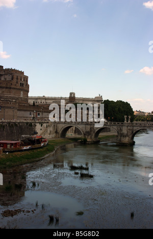 Brücke der Engel am Fluss Tiber und Castel Sant'Angelo, Rom, Italien Stockfoto