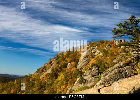 Exponierten Granit Gipfel des alten Lappen Berg mit tiefblauem Himmel, Shenandoah-Nationalpark, Virginia. Stockfoto