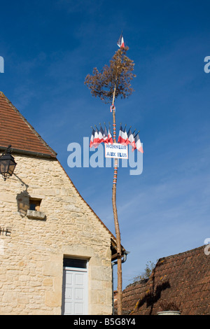 Mairie in Fanlac Dordogne Frankreich. Blauer Himmel vertikal 87187 Mur Clocher Fanlac Stockfoto