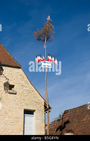 Mairie in Fanlac Dordogne Frankreich mit Mast. Blauer Himmel vertikal 87188 Mur Clocher Fanlac Stockfoto