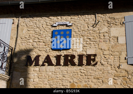 Mairie in Fanlac Dordogne Frankreich. Blauer Himmel Horizontal 87190 Mur Clocher Fanlac Stockfoto