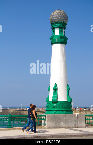 Die Menschen gehen im Kursaal Brücke in der Stadt von Donostia San Sebastian Guipuzcoa baskischen Land Nordspanien Stockfoto