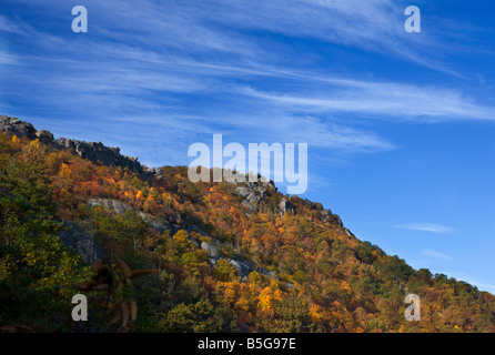 Exponierten Granit Gipfel des alten Lappen Berg mit tiefblauem Himmel, Shenandoah-Nationalpark, Virginia. Stockfoto