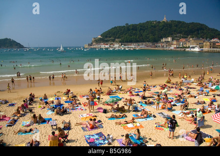 Strand-Szene an der Bucht La Concha in der Stadt von Donostia San Sebastian Guipuzcoa baskischen Land Nordspanien Stockfoto