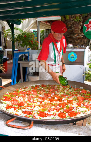 Französisch-baskischen Mann Kochen Paella in der Stadt von Biarritz Pyrenäen Atlantiques französischen baskischen Südwest-Frankreich Stockfoto