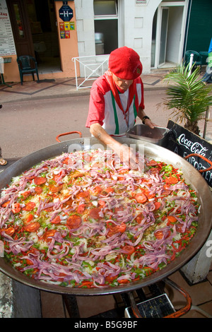 Französisch-baskischen Mann Kochen Paella in der Stadt von Biarritz Pyrenäen Atlantiques französischen baskischen Südwest-Frankreich Stockfoto