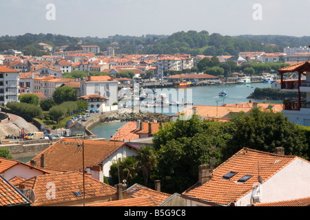 Hafen und Stadt in Ciboure Pyrenäen Atlantiques französischen baskischen Land Südwest-Frankreich Stockfoto
